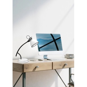 Lampka stołowa biało-czarna skośna przy monitorze na stole Lampka stołowa biało-czarna skośna przy monitorze na stole