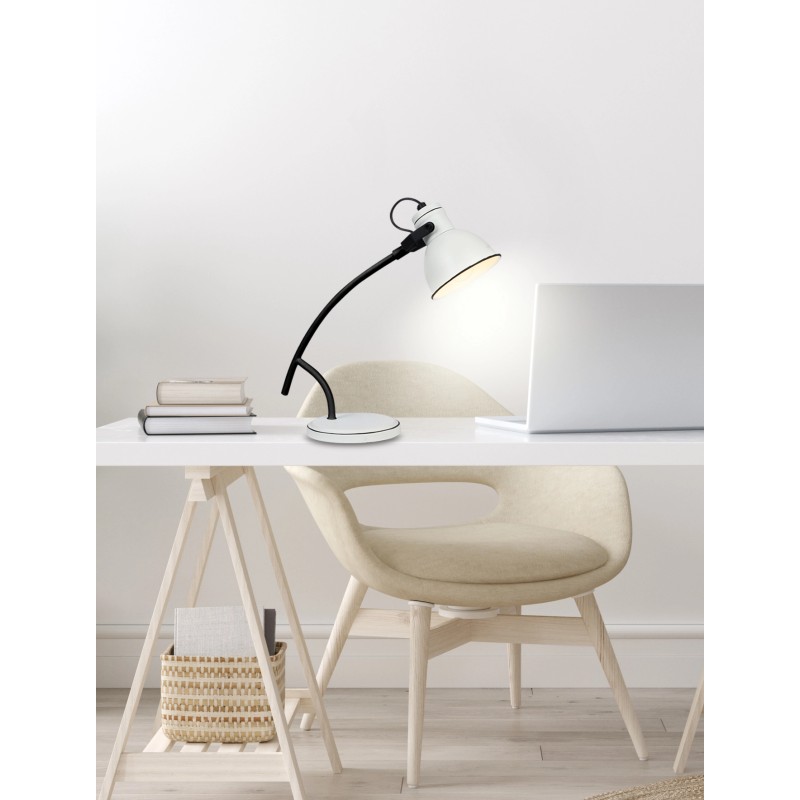 Lampka stołowa biało-czarna skośna Zumba stojąca w salonie na stole przy fotelu Lampka stołowa biało-czarna skośna Zumba stojąca w salonie na stole przy fotelu