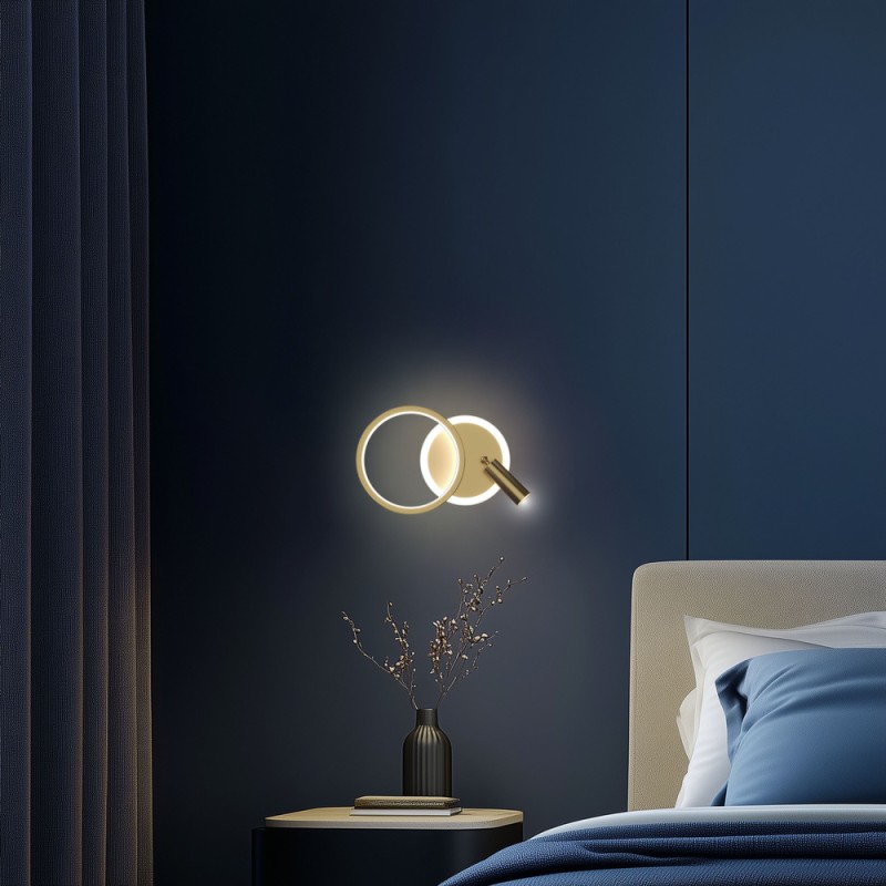 Kinkiet ścienny w kolorze złotym koło klosz akrylowy MONET 18W LED zamontowanym nad szfką nocną w sypialni