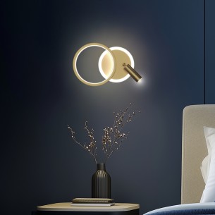 Świecący nowoczesny kinkiet zamontowany koło łóżka z okrągłym źródłem światła