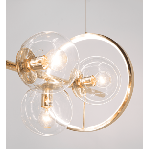 Lampa z kloszem szklanym i złotym pierścieniem LED