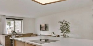 Sposoby na optyczne powiększenie małej kuchni za pomocą oświetlenia